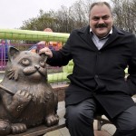 Глава Мурманска поздравил горожан, почесывая кота Семена