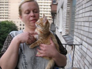 рыжий котенок с женщиной фото